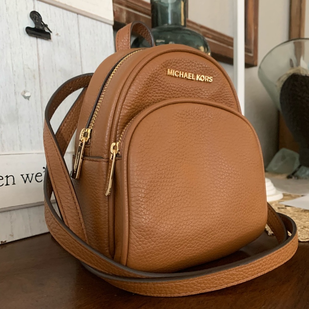 New super stylish MK small crossbody/ backpack 😍 - Picture 2 of 8